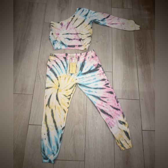 Vintage Havana Tops - NWT Vintage Havana Tie-Dye One Shoulder Sweatshirt & Jogger Sweatpants